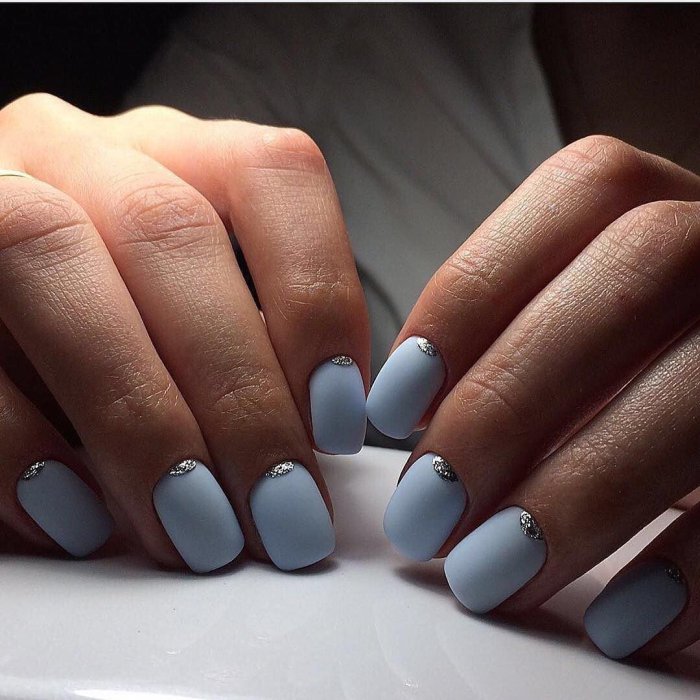 Голубые матовые ногти