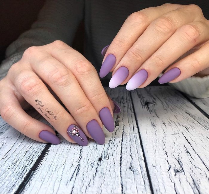 Голубые матовые ногти