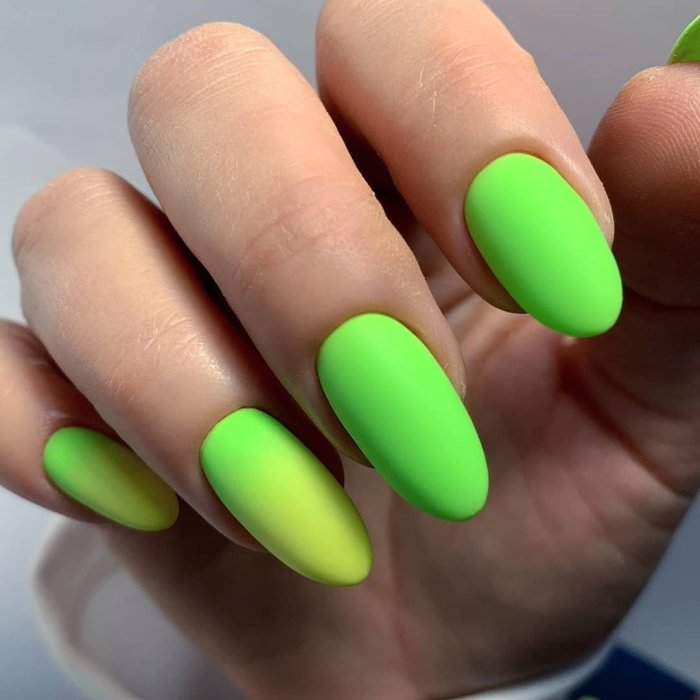 Маникюр в крапинку