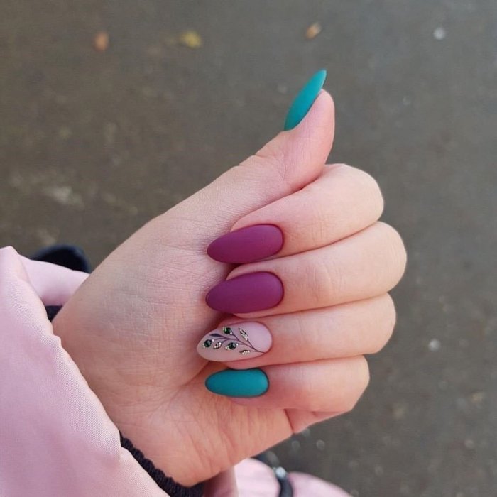 Яркий маникюр на короткие ногти