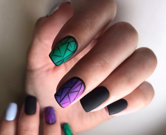 Сиреневые ногти