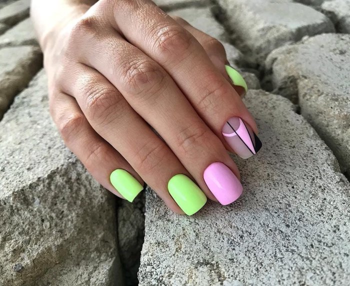 Маникюр с яркими полосками