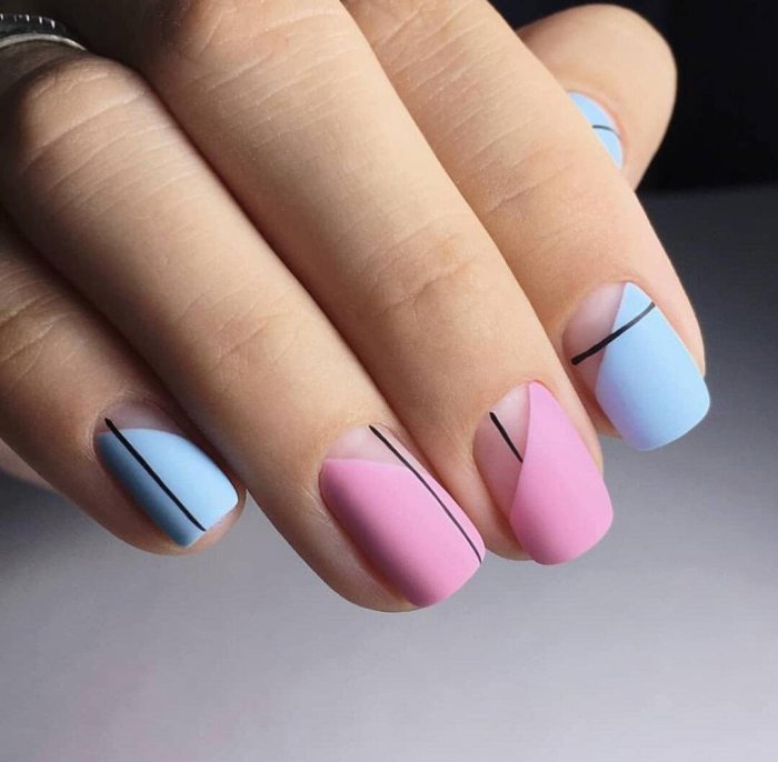 Маникюр голубой с розовый геометрия