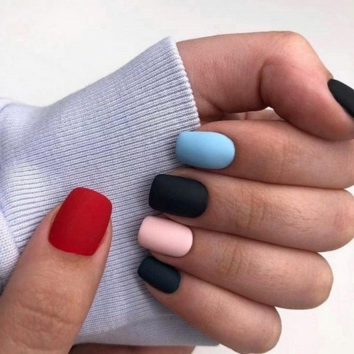 Матовый маникюр на короткие ногти разноцветные