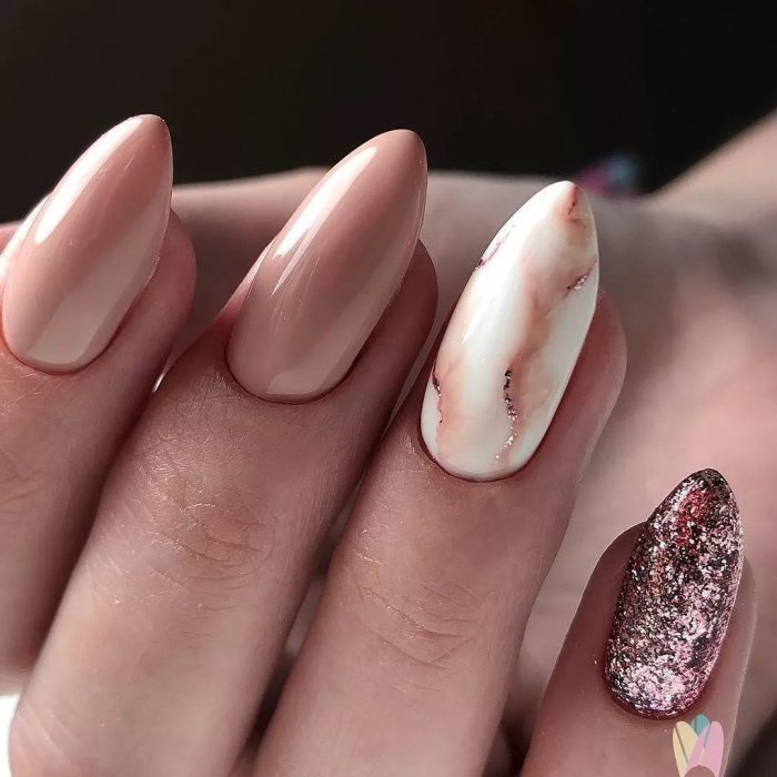 Нюдовый мраморный маникюр 2020