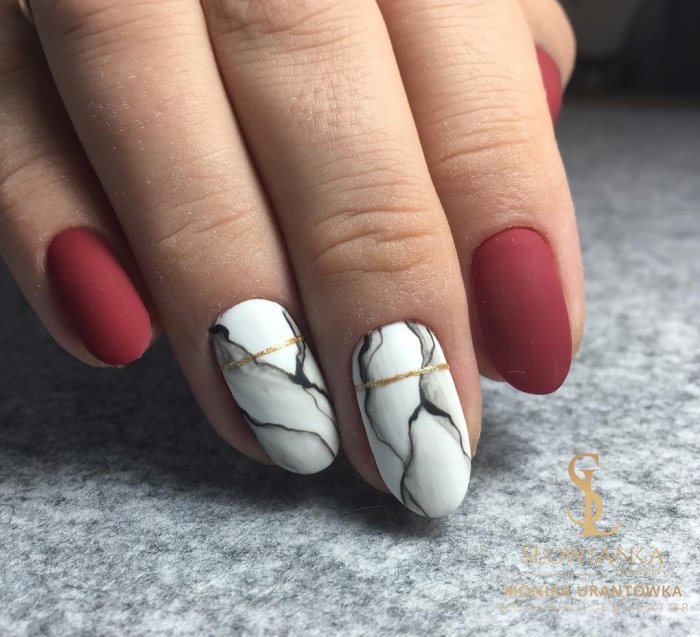 Маникюр 2022 красный мрамор