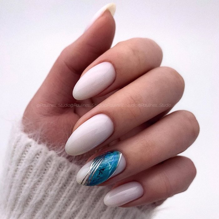 Молочный маникюр с текстурой