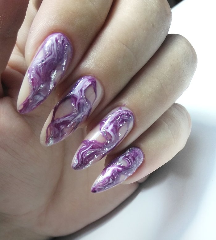 Фиолетовый маникюр с разводами