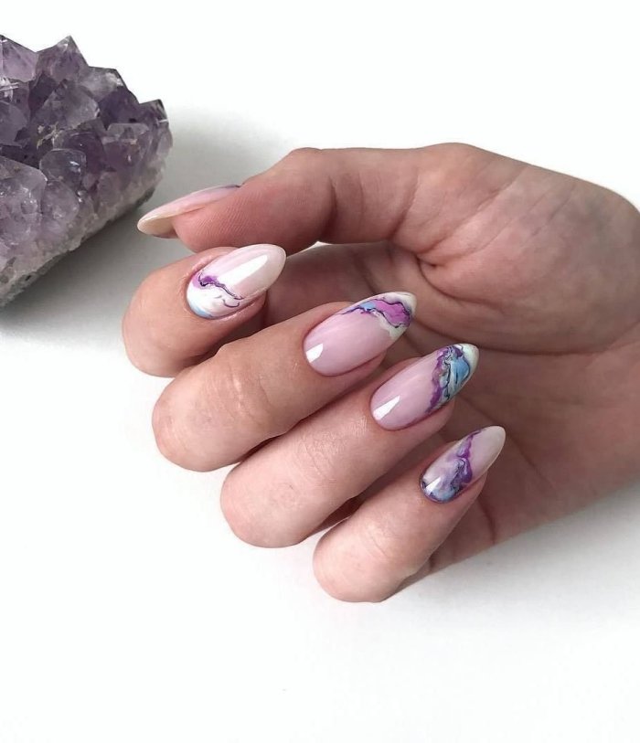Мраморные ногти дизайн 2022