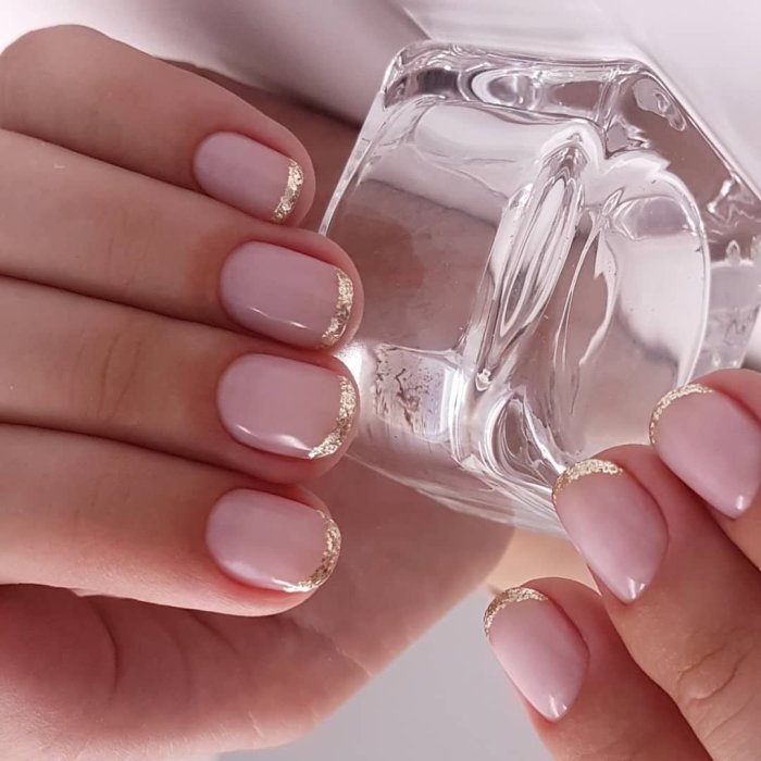 Прозрачный маникюр на короткие ногти