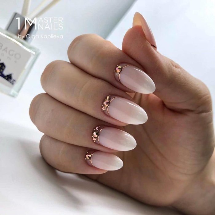 Ногти дизайн с прозрачным фоном у основания