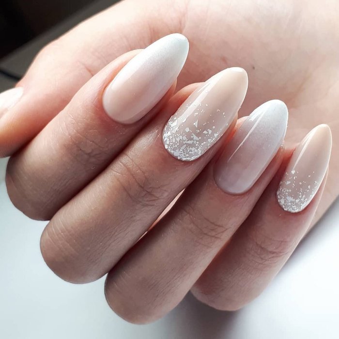 Маникюр на короткие ногти нежные с паутинкой