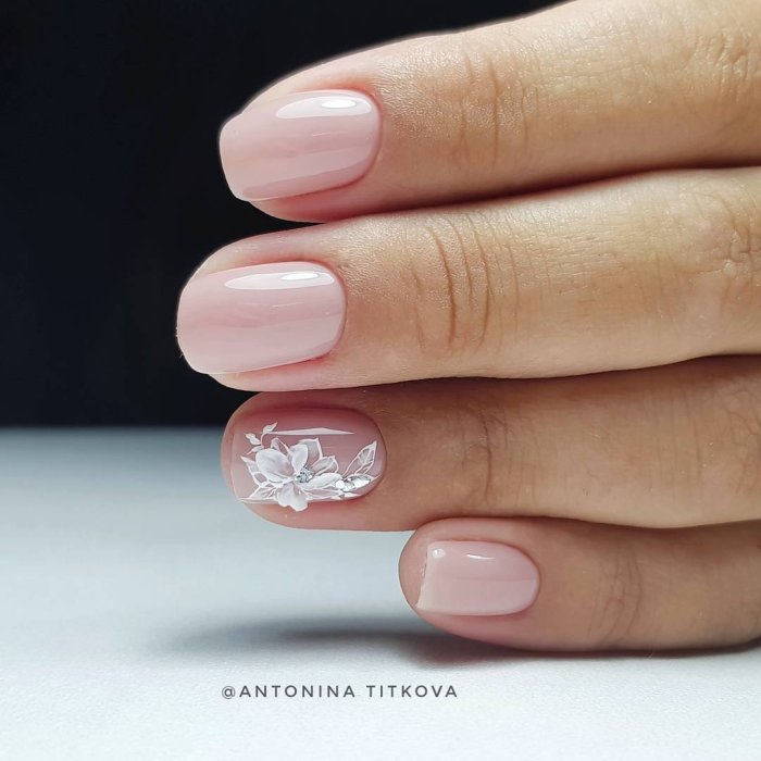 Прозрачный маникюр