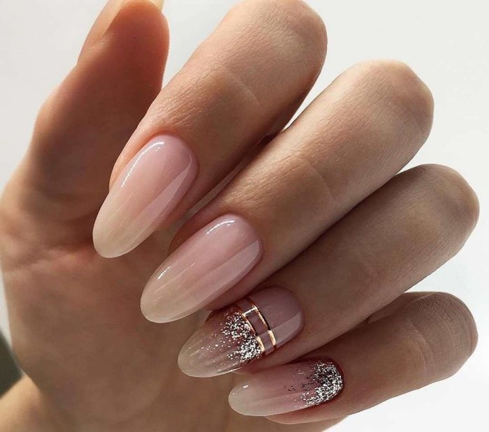 Бежевый перламутровый маникюр