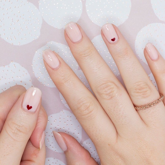 Прозрачный маникюр с блестками на короткие ногти