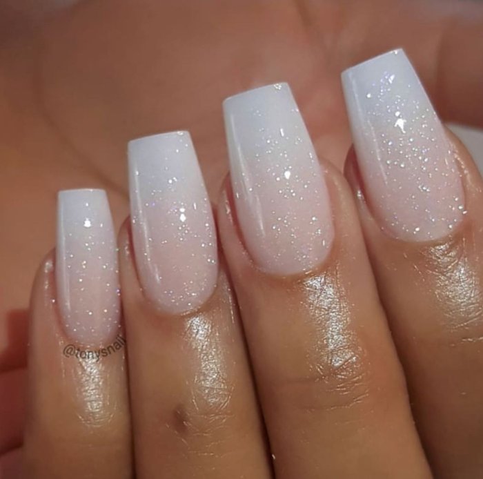 Нежный прозрачный маникюр на короткие ногти