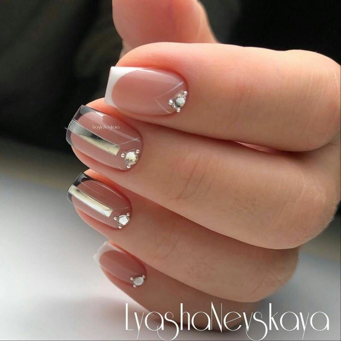 Нюдовый маникюр квадрат