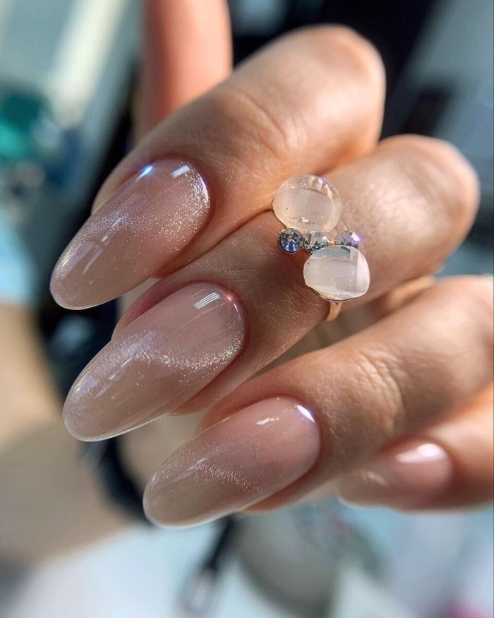 Маникюр 2022 модные белый полупрозрачный