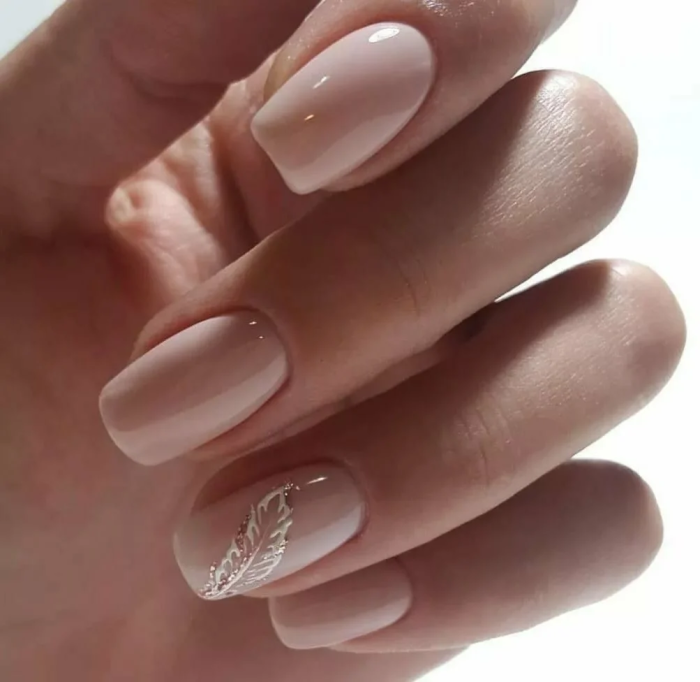 Полупрозрачный маникюр на короткие ногти