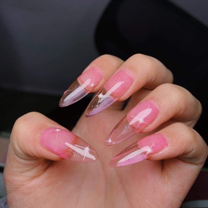 Ногти светлые полупрозрачные