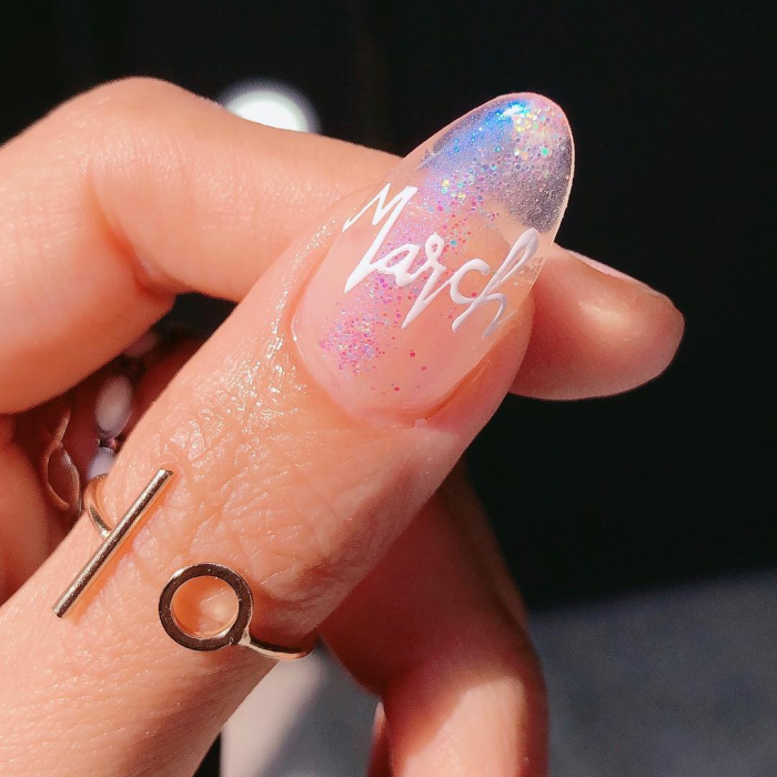 Прозрачный маникюр со снежинками