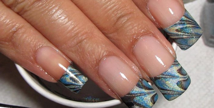 Голубой водяной маникюр