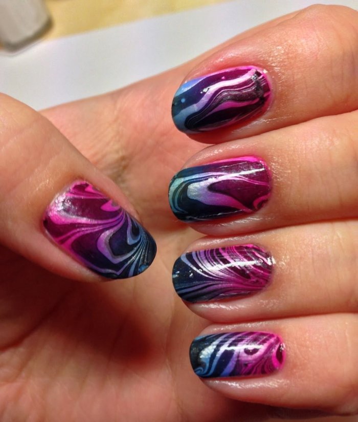 Рисунок на ногтях с разводами