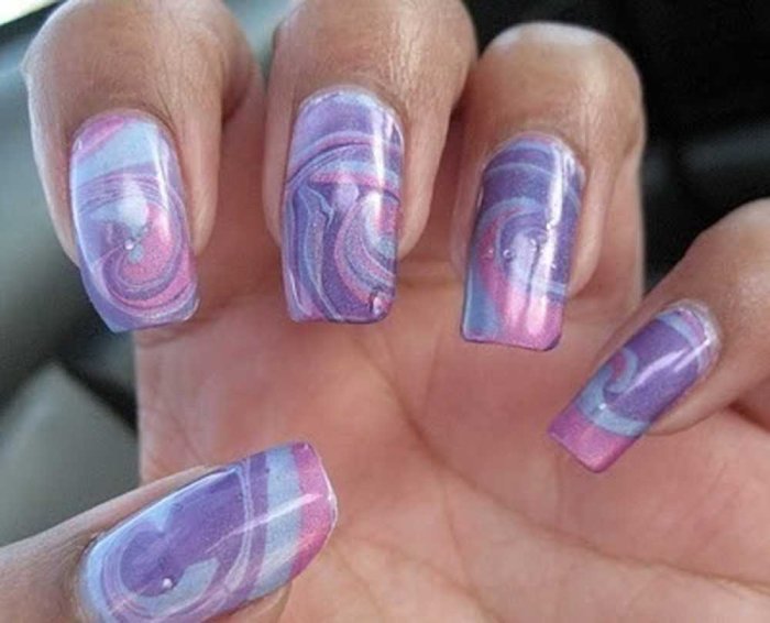 Неоновый маникюр с абстракцией