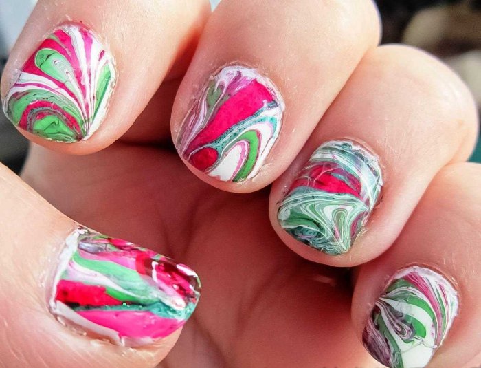 Ярко розовый маникюр с разводами