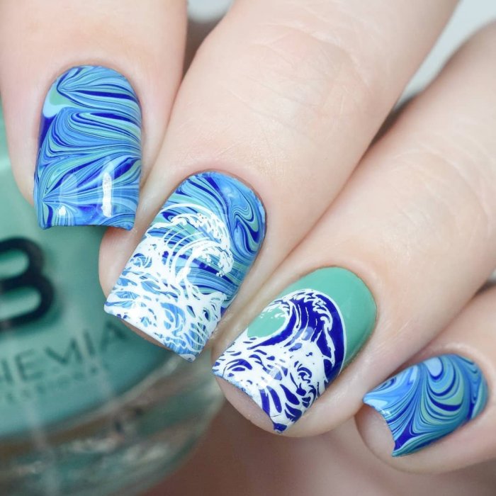 Маникюр с водным эффектом