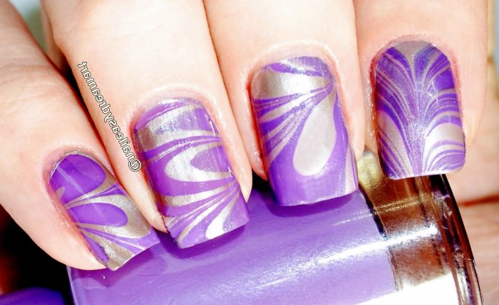 Водный маникюр с плавными узорами