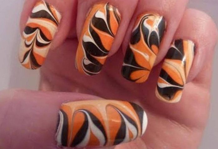 Водный маникюр с плавными узорами