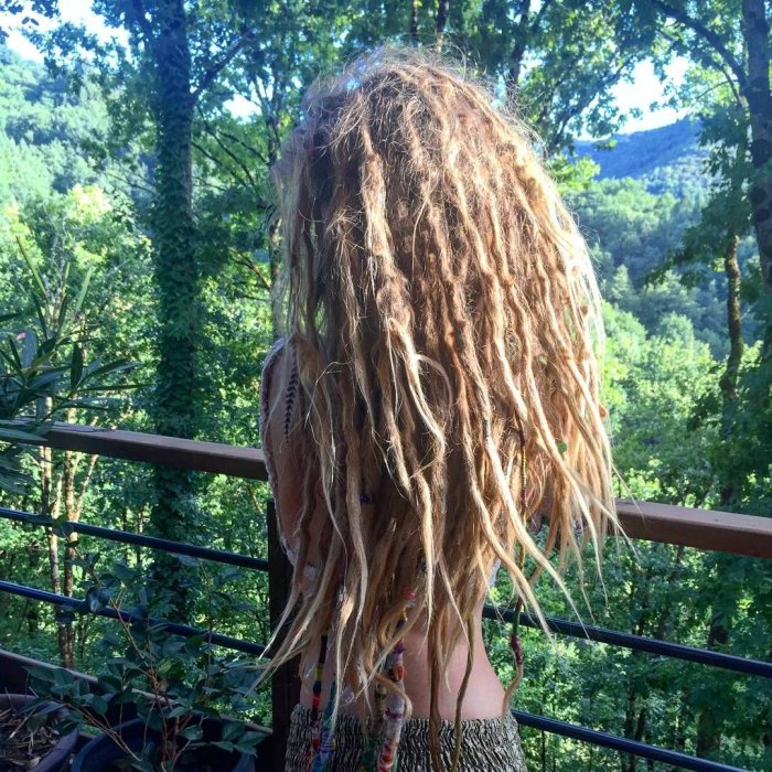 Девушки с розовыми дредами