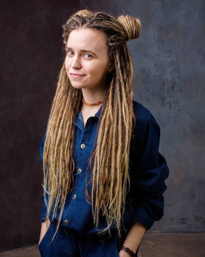 Девушка с дредами и кольцом в носу