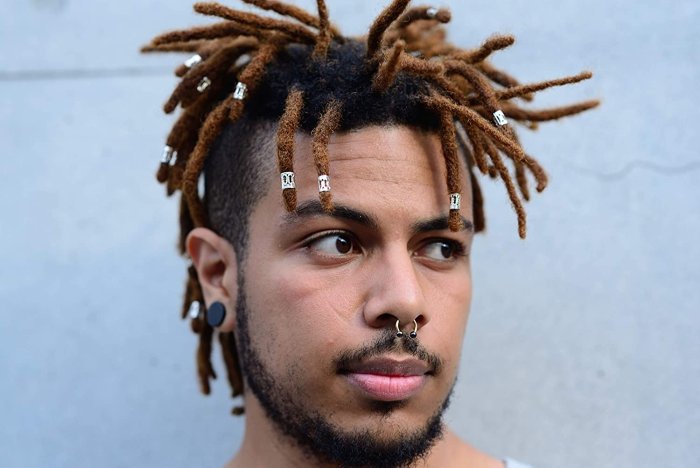 Золотистые дреды мужчина