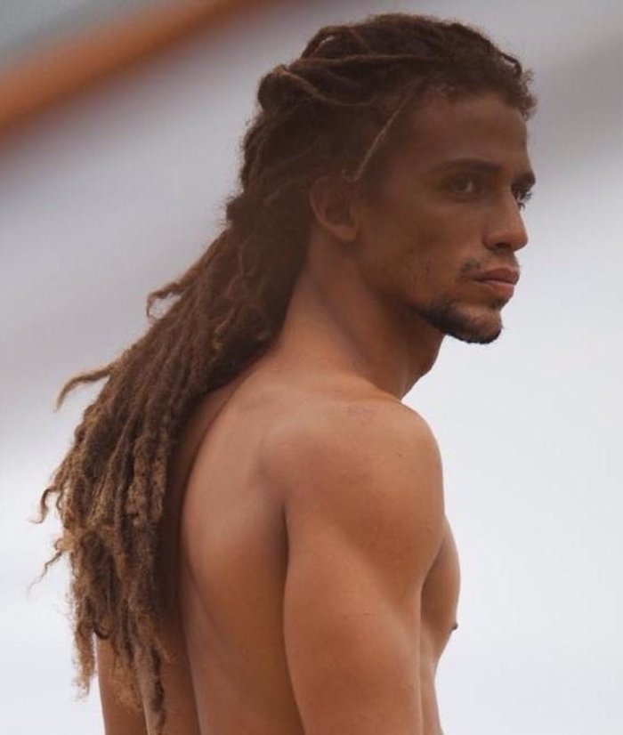 Мужчины Мулаты с длинными волосами