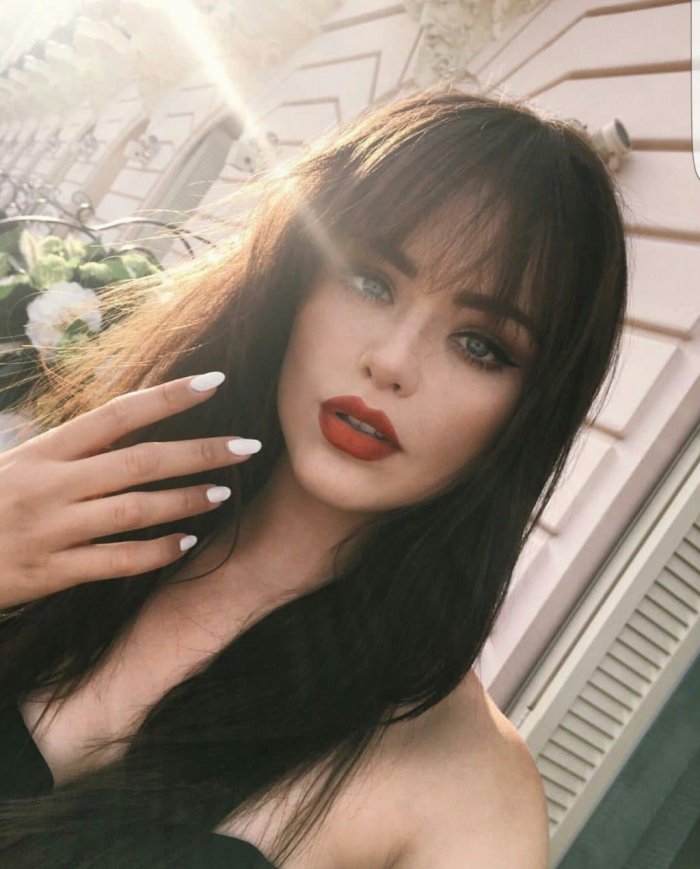 Кристина Базан брюнетка с челкой