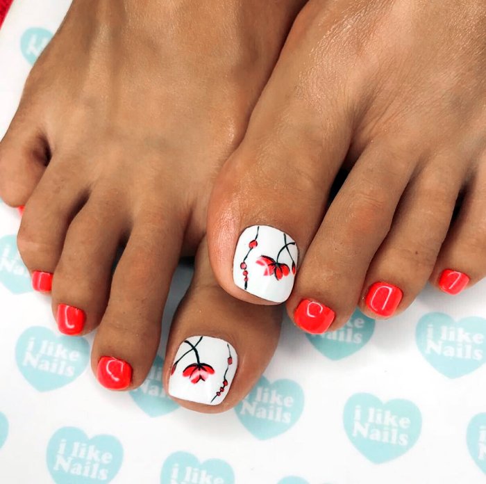 Педикюр с наклейками