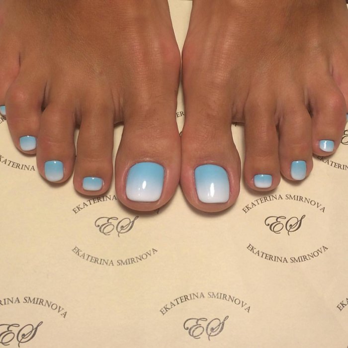 Голубой маникюр и педикюр