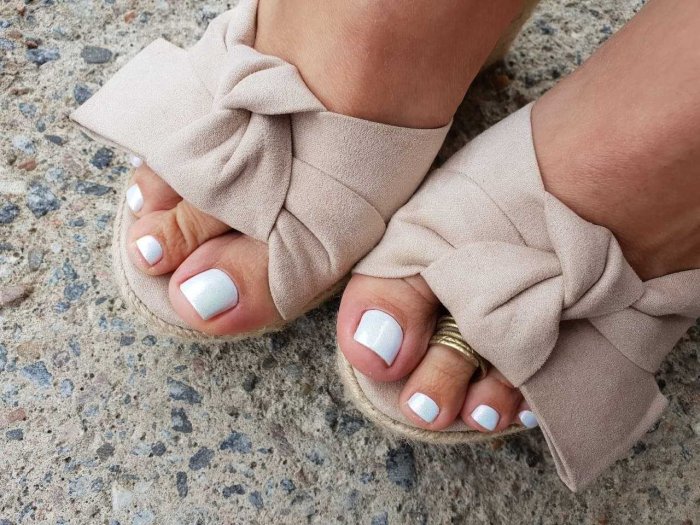 Педикюр однотонный