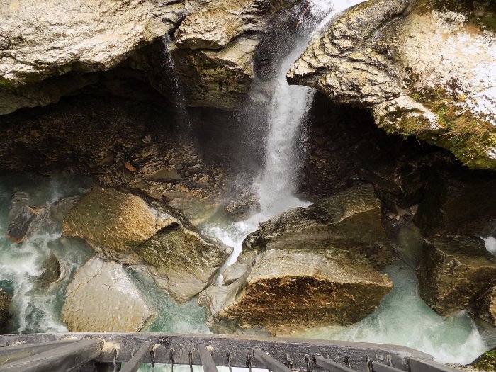 Водопады Ширайто удзияма