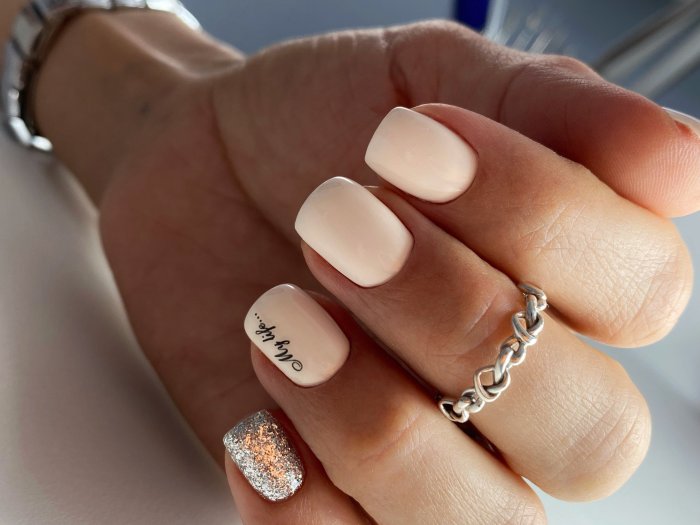 Красивый однотонный маникюр