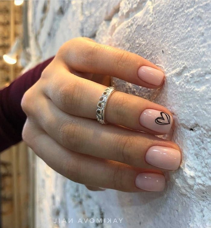 Маникюр нюд с сердечком