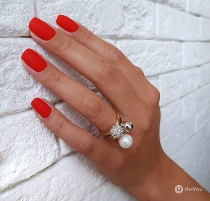 Маникюр нюд с яркими полосками