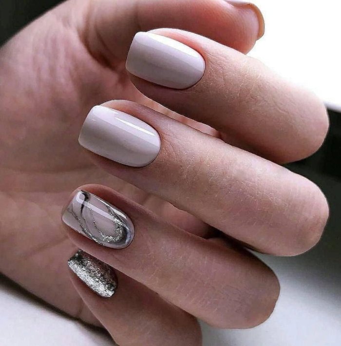 Нюдовый маникюр с яркими полосками