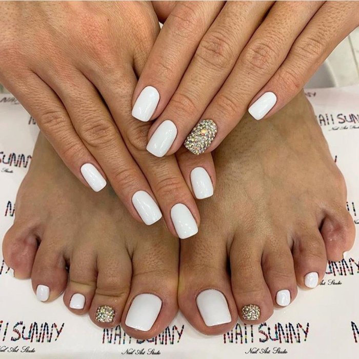 Яркий педикюр