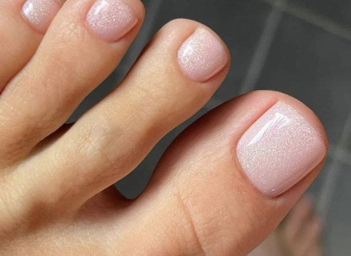 Педикюр в пастельных тонах 2021